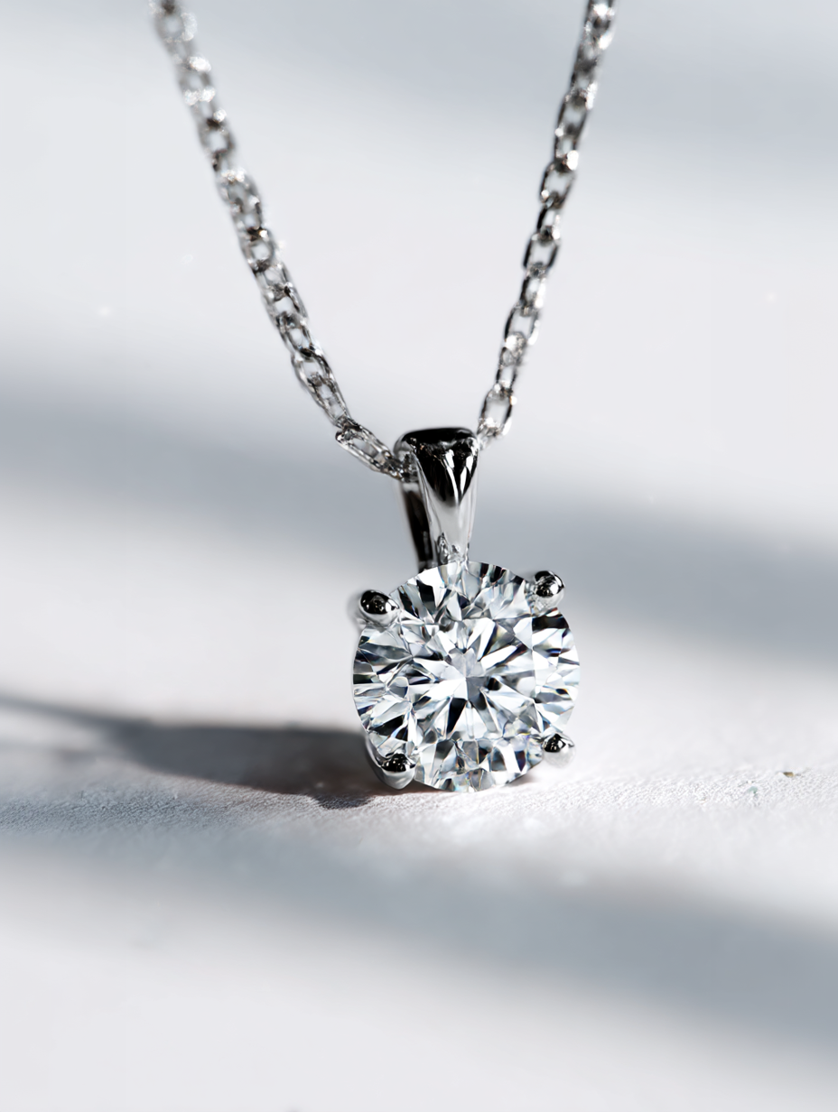 Round Diamond Pendant Necklace | DEF VS