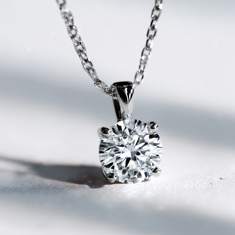 Round Diamond Pendant Necklace | DEF VS